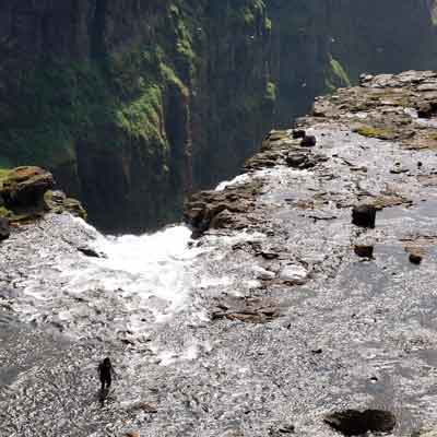 Lebensmüder beim Furten: An der Kante geht der Wasserfall 200m nach unten